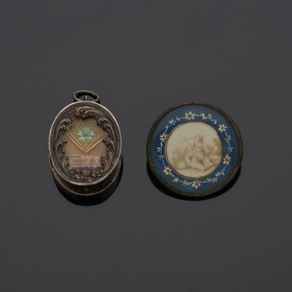 null Lot including :

- a shell reperced ball book decorated with scrolls and a cartouche,...