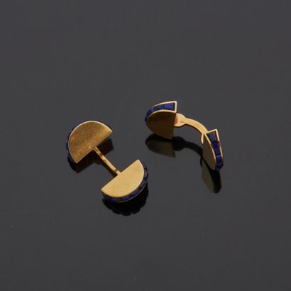 null CARTIER Paris - A pair of 18K yellow gold 750‰ double cufflinks, composed of...