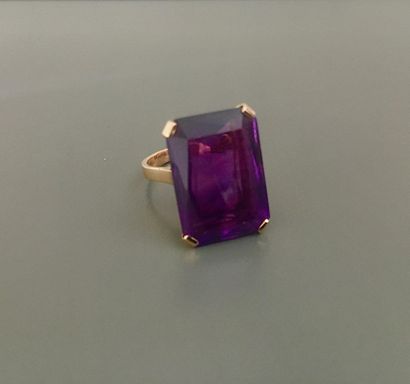 null An 18K rose gold 750‰ ring, adorned with a rectangular scissor-cut amethyst....