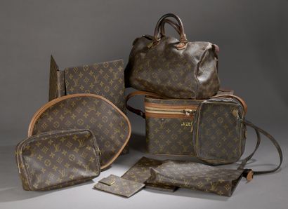 null LOUIS VUITTON 

- a Monogram cloth binding. (To be glued back)

- a racket case...
