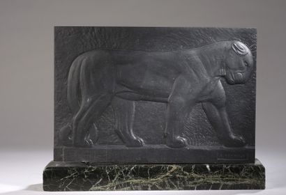 null Auguste Nicolas TREMONT (1892-1980)


Panthère marchant


Bas-relief en marbre...