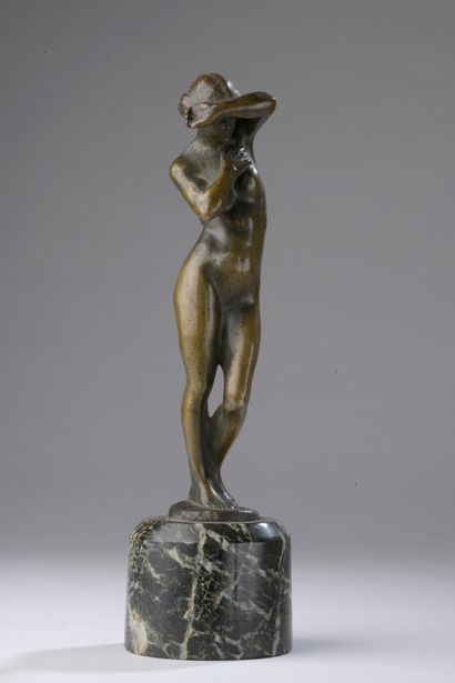 null Attributed to Raoul LAMOURDEDIEU (1877-1953)


Modest young girl


Bronze with...