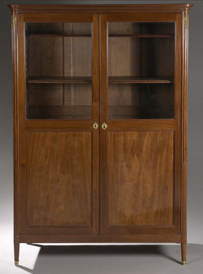 null Mahogany and blond mahogany veneer cupboard, opening with two glass doors. Column-shaped...