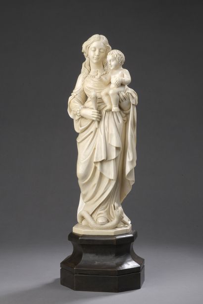 null STATUETTE en ivoire sculpté de Vierge à l’Enfant au lys foulant le démon représenté...