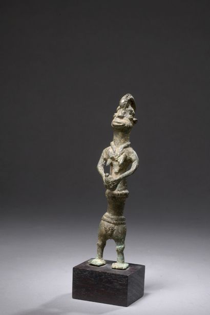null OGBONI STATUETTE, Nigeria


Copper alloy


H. 17 cm


Female effigy, hands brought...