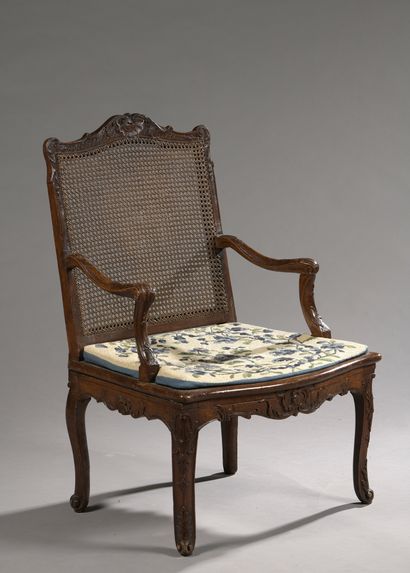 null Caned armchair with flat back in moulded walnut carved with shells, acanthus...