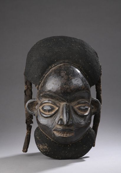null BEKOM MASK, Cameroon


Hard wood with a dark brown and black patina.


H. 42...