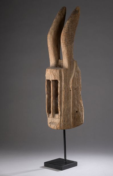 null MASQUE WALU DOGON, Mali


Bois à patine naturelle. 


H. 57,5 cm	


Visage traité...