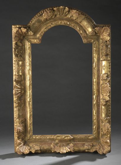 null A carved and gilded wood CRUCIFIX frame decorated with plumes and flowers.


Louis...