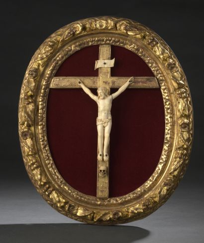 null An ivory CHRIST in an oval gilded wood frame decorated with laurel leaves.


Louis...