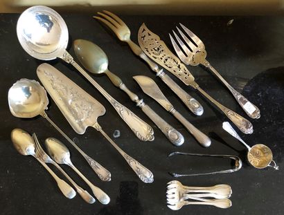 null Silver lot including : 


- A ladle. 


- A fish cover. 


- A shovel and a...