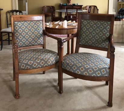 null Pair of molded and carved wood armchairs.


Consulate period.


88 x 57 x 51...