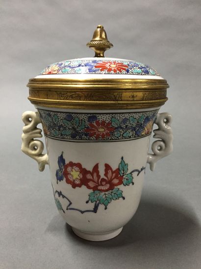 null In the taste of Chantilly


Covered pot with polychrome decoration in the Kakiemon...