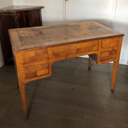 null Flat desk in veneer and marquetry opening with five drawers, sheath legs, leather...