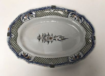 null A large oval Rouen earthenware dish, 18th century


Small chips on the edges


46...