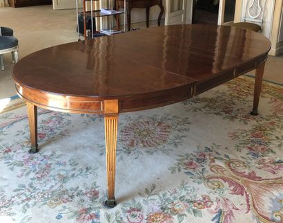 null Mahogany and mahogany veneer dining table, four fluted legs, three extensions.


75...