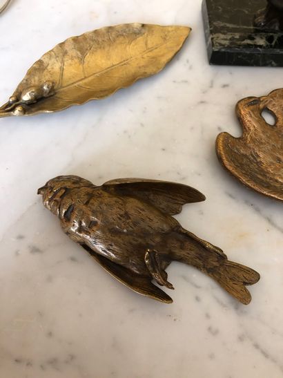 null Un lot de bronzes comprenant : 


- 	P. COMOLERA, oiseau mort, cachet du fondeur...