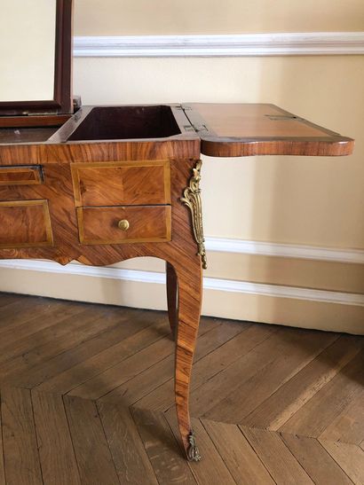 null Veneer and marquetry in leaves, light wood fillets, it opens with two drawers,...