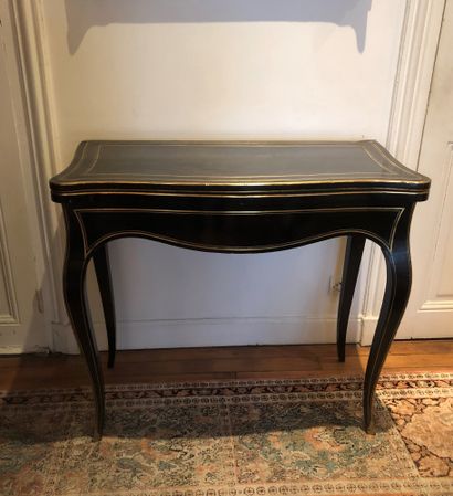 null Blackened wood game table with brass fillet decorations. Curved legs.


19th...