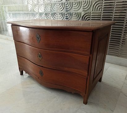 null Walnut chest of drawers with curved front opening with three drawers. 


Regional...