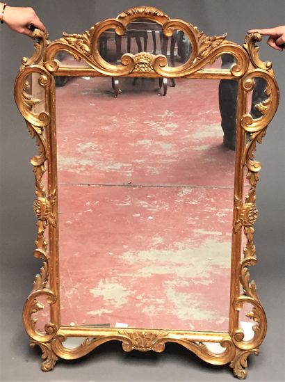 null Grand miroir à parcloses en bois doré à décors de feuillages. 


126 x 84 c...