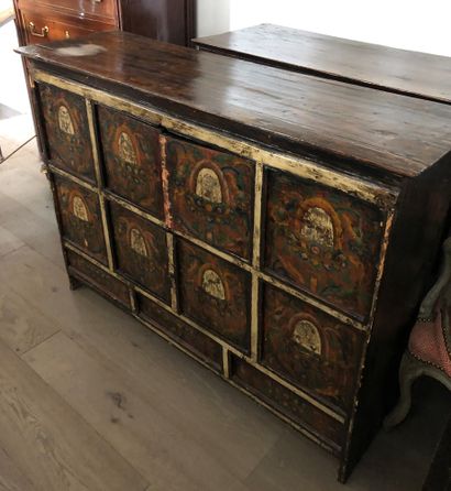 null Exotic wood lot with polychrome decoration, comprising :


- Low sideboard with...