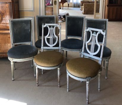  Suite de quatre chaises de style Louis XVI en bois mouluré et sculpté, laqué crème,...