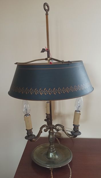  Lampe bouillotte en bronze et trois bras de lumière sinueux. Base à cuvette à décor...