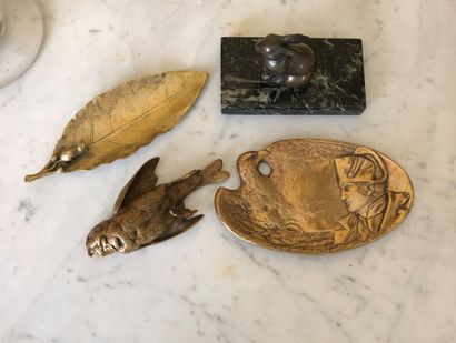  Un lot de bronzes comprenant : 
- 	P. COMOLERA, oiseau mort, cachet du fondeur Susse...