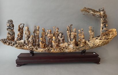 null Groupe en ivoire figurant les dix-huit luohans (arhats), accompagnés d'une chimère,...