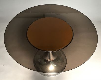 null Round table with chromed metal legs and smoked glass top.


Scratches from use.


D....