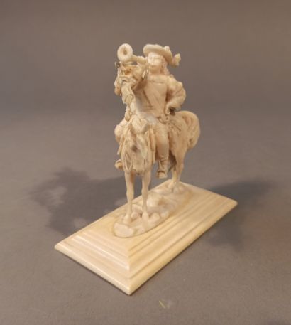 null Statuette en ivoire représentant un mousquetaire à cheval, sonnant de la trompette....