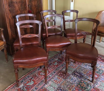 null Suite of six mahogany molded chairs, fawn leather seat. 


19th century 


88...