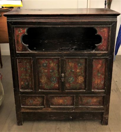 null Exotic wood lot with polychrome decoration, comprising :


- Low sideboard with...