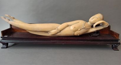 null Sujet en ivoire sculpté et rehaussé à l'encre, figurant une femme nue allongée,...