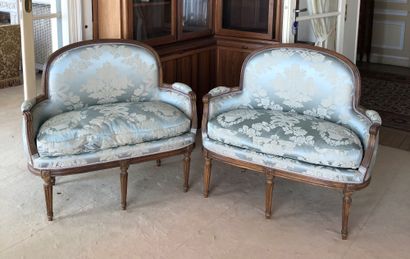 null Pair of small molded and carved wood sofas, fluted legs and armrests.


Louis...