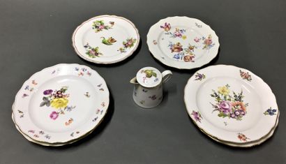 null Germany - MEISSEN


Six plates, two of which are different, with polychrome...