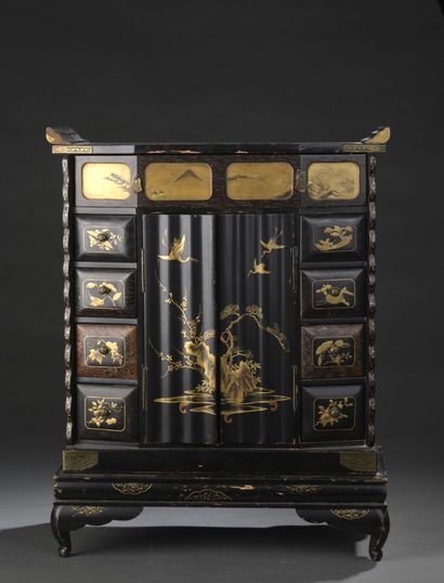 null Small black and gold lacquered wood cabinet, decorated with birds, flowers and...