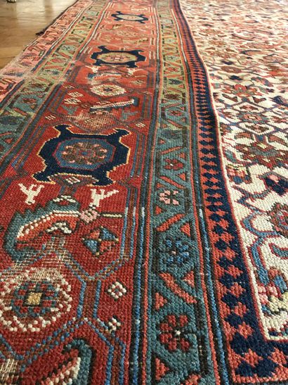  Perse, Bakcheih vers 1860 Grand tapis formant galerie à fond crème, décor floral,...
