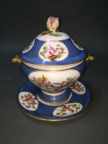 null In the taste of SEVRES


Covered tureen and its display stand with turquoise...