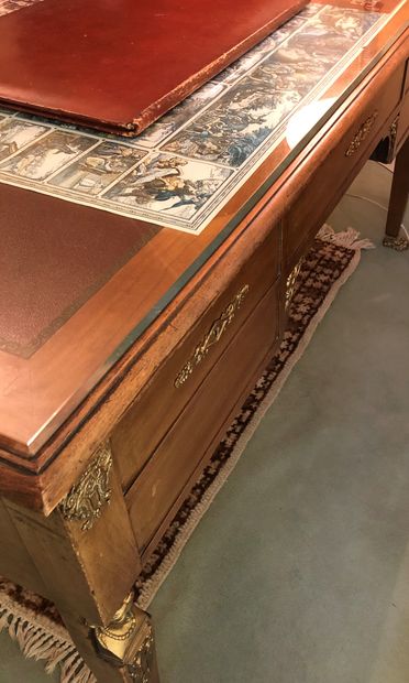 null Veneer desk with four drawers in the belt. 


Empire style


Small damages and...