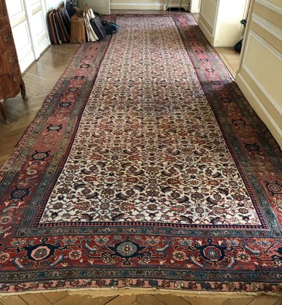 null 
Perse, Bakcheih vers 1860

Large gallery carpet with cream background, floral...