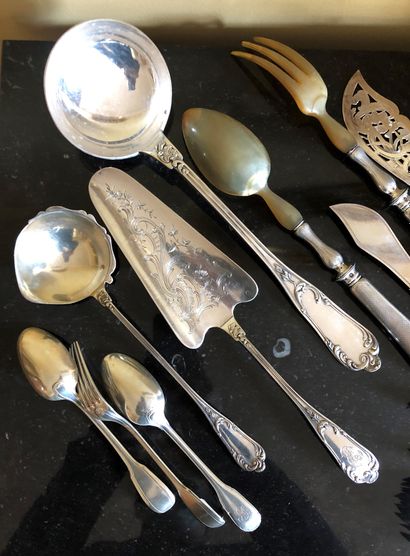 null Silver lot including : 


- A ladle. 


- A fish cover. 


- A shovel and a...