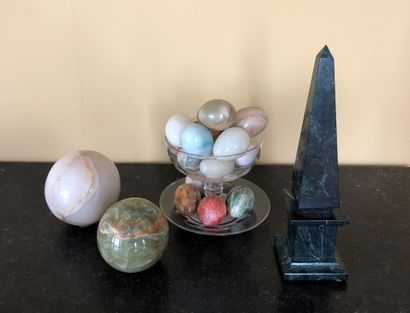 null Lot in hard stones including : 


- An obelisk, H.: 31 cm. 


- Two balls.


-...