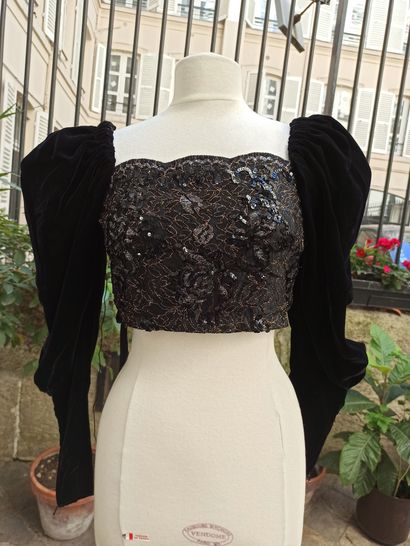 null A lot including : 


- Black velvet and sequins balloon sleeves caracot 


-...