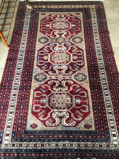 Lot of five rugs. Worn. 
234 x 153 cm for...