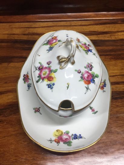 null PARIS


Covered oval sugar bowl with adherent tray decorated with polychrome...