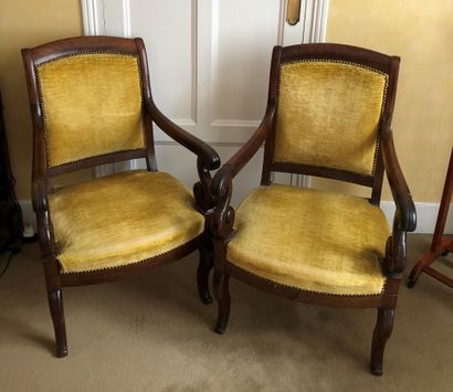 null Pair of mahogany and mahogany veneered armchairs. 


Restoration period


Small...