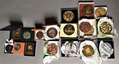 Lot of more than 120 medals including Zao...