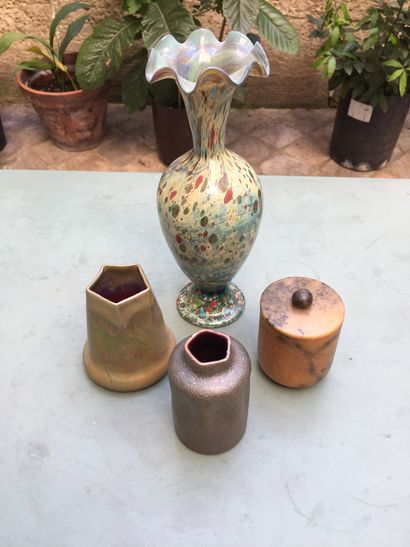 null 3 vases en verre, dont un Vallauris et un pot couvert en pierre.


On y joint...